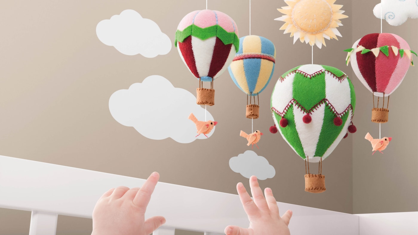 Parfois, un seul détail suffit pour créer une chambre magnifique. C’est le cas du nuage créé au pochoir sur le mur ici.