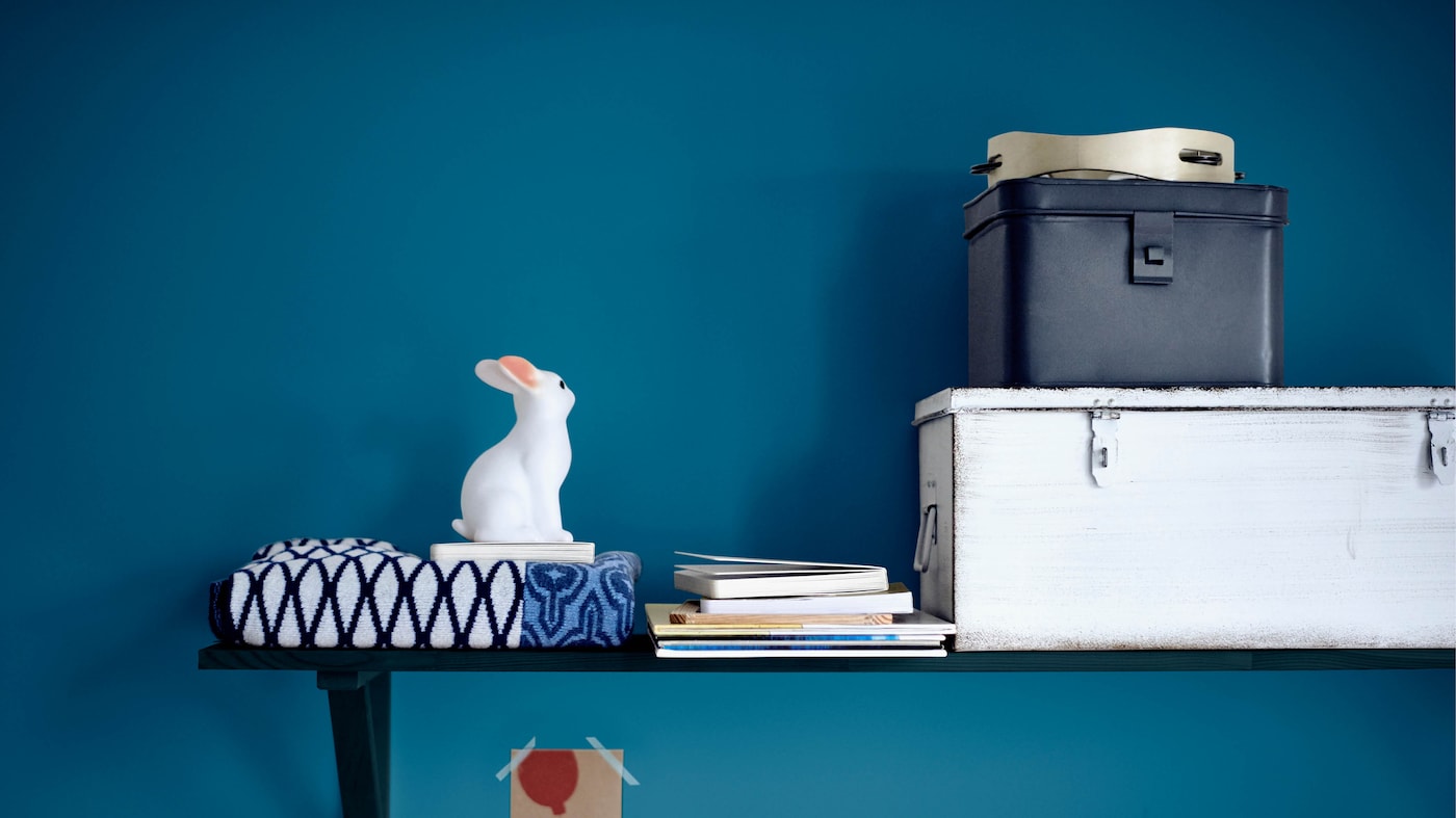 Peindre des touches de couleurs dans des endroits inattendus comme l’intérieur d’une armoire ou des étagères est le moyen idéal de créer une décoration de chambre élégante à moindre coût.