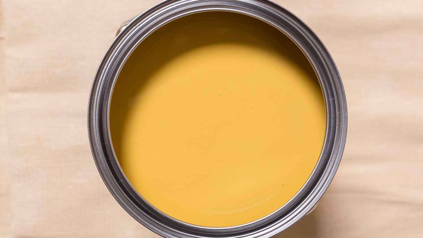 Faites un geste pour la planète et choisissez une peinture à l’eau à faible teneur en COV (composés organiques volatils), qui contient moins de solvants qu’une peinture à l’huile, un critère de choix pour les décorateurs soucieux de l’environnement.