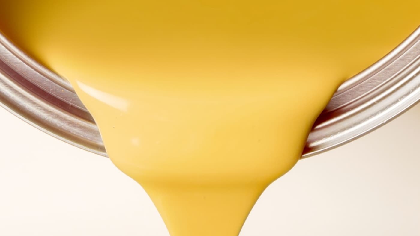 Pour les murs sujets aux chocs et aux éclaboussures, il est préférable de privilégier la résistance à l’intensité de la couleur. Choisissez une peinture murale lessivable et résistante aux graisses afin que la couleur choisie dure le plus longtemps possible.