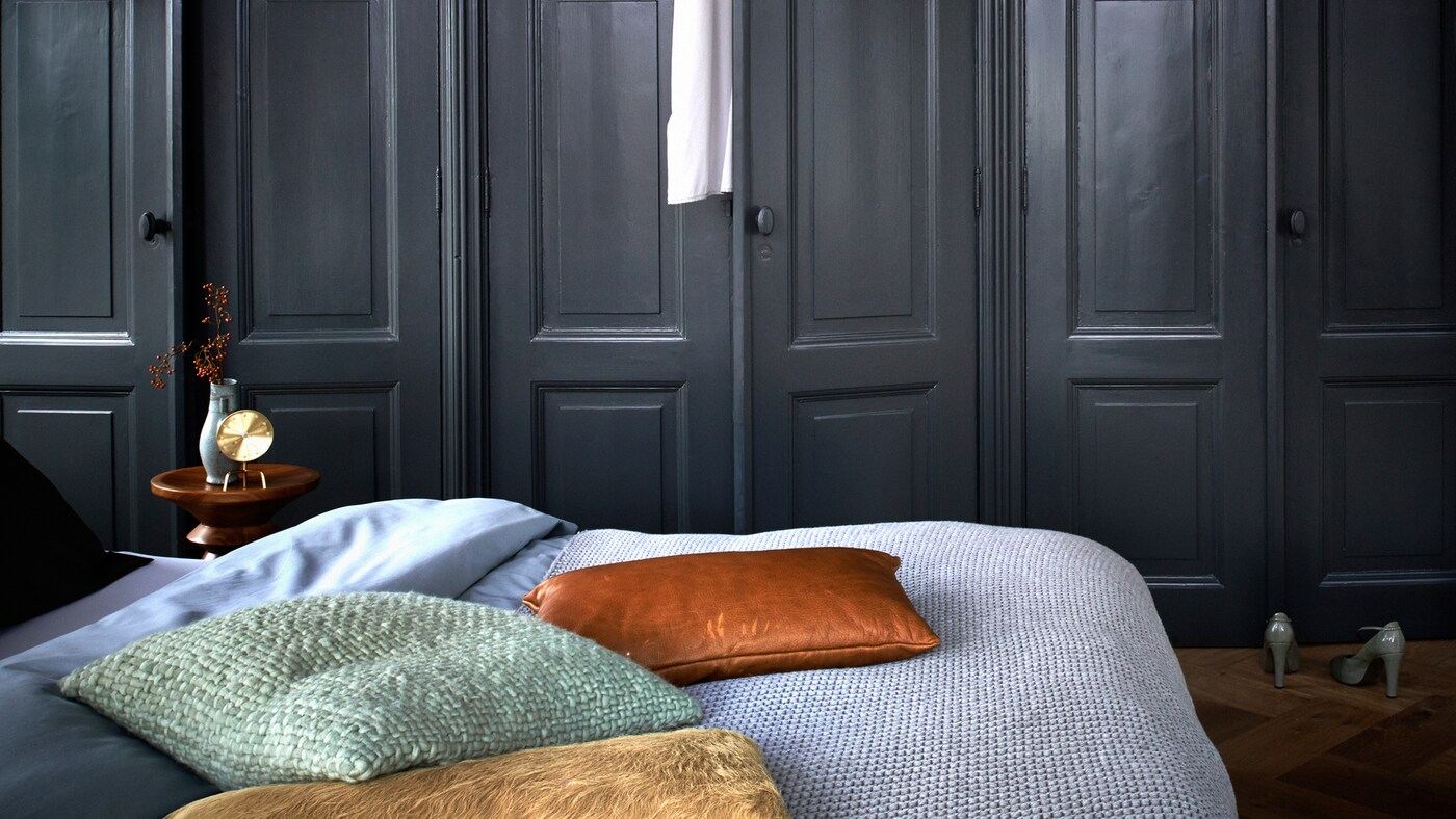 Les décorateurs audacieux peuvent choisir des couleurs neutres plus sombres pour créer une ambiance intense, mais cosy dans la chambre.