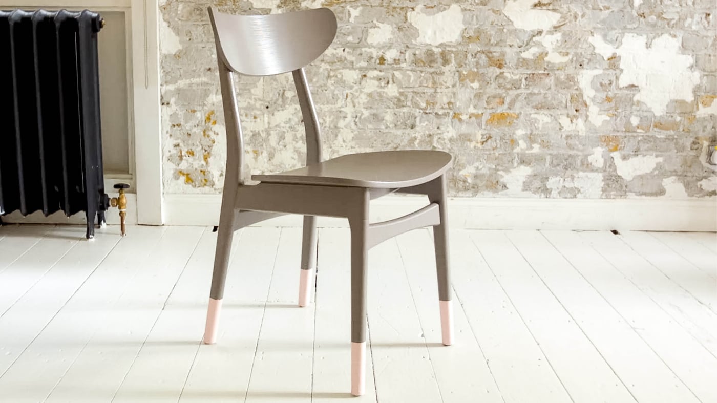 No tienes que pintar toda una pared con un mismo diseño para crear un gran impacto. Unas inesperadas salpicaduras de diseños, como unas patas de mesa a rayas azules y grises o formas de diamante dentro de un armario cajón, le darán un toque de diseño a tu esquema.