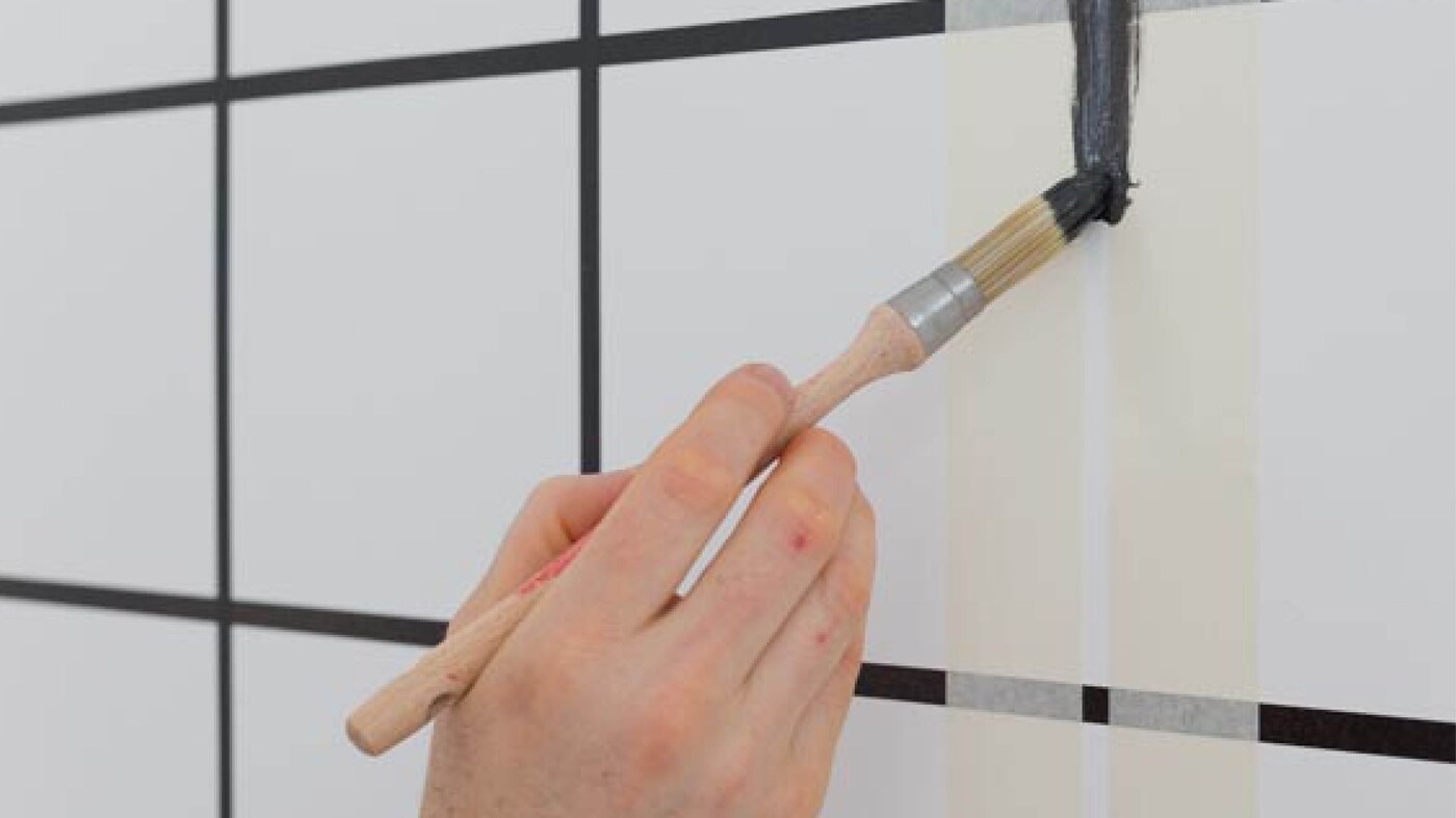 El bebé lo verá todo de blanco y negro durante las primeras semanas de vida, así que las rayas o patrones de contrastes son una buena forma de estimular su desarrollo visual.