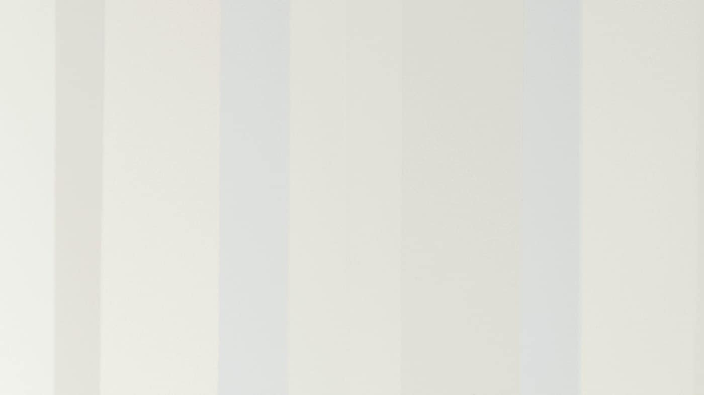 Las rayas gruesas verticales junto a la cuna del bebé quedarán muy elegantes, sobre todo con tonalidades neutras o pastel.