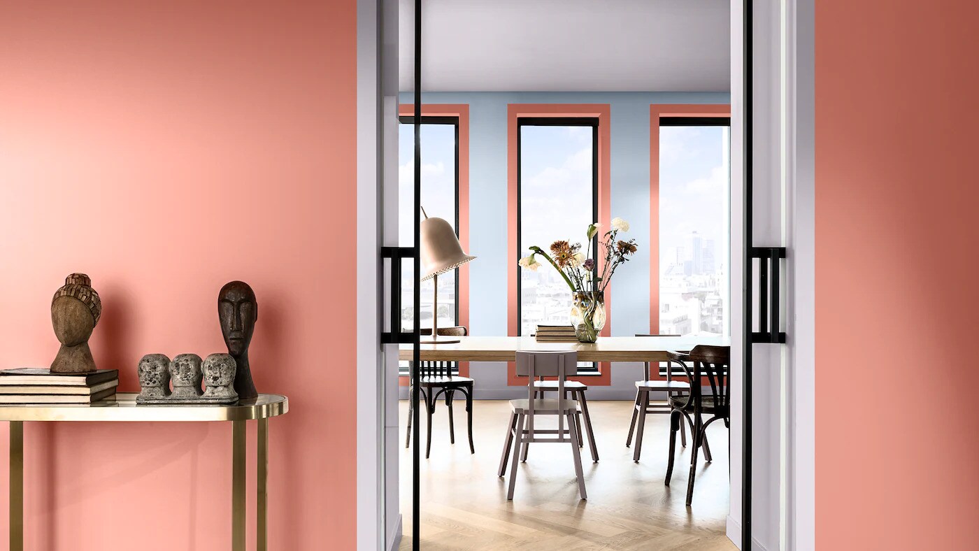 Corredor e sala de estar integrado decorados com as cores Canto da Toscana e Melodia Suave da Tintas Coral. A composição presente nesse espaço com móveis em tons naturais de madeira escura e a paleta com tom azul, rosa e lilás traz o equilíbrio e harmonia.