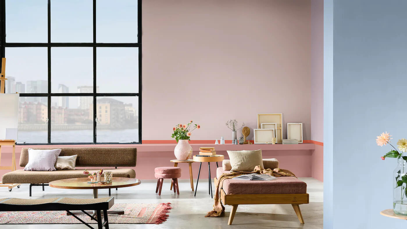 Sala de estar decorada com os tons rosas e laranjas arejados da Tintas Coral. As cores da paleta para refúgios criativos levam calor ao ambiente e a combinação com Melodia Suave, a cor do ano da Coral, traz essa suavidade e um toque de glamour.
