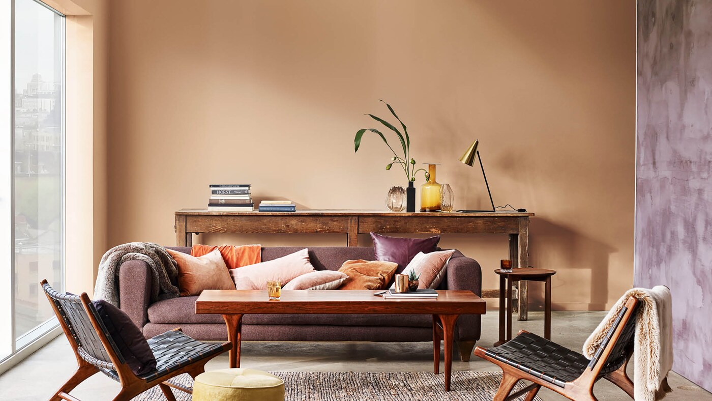 Ein warmes, neutrales Wohnzimmer