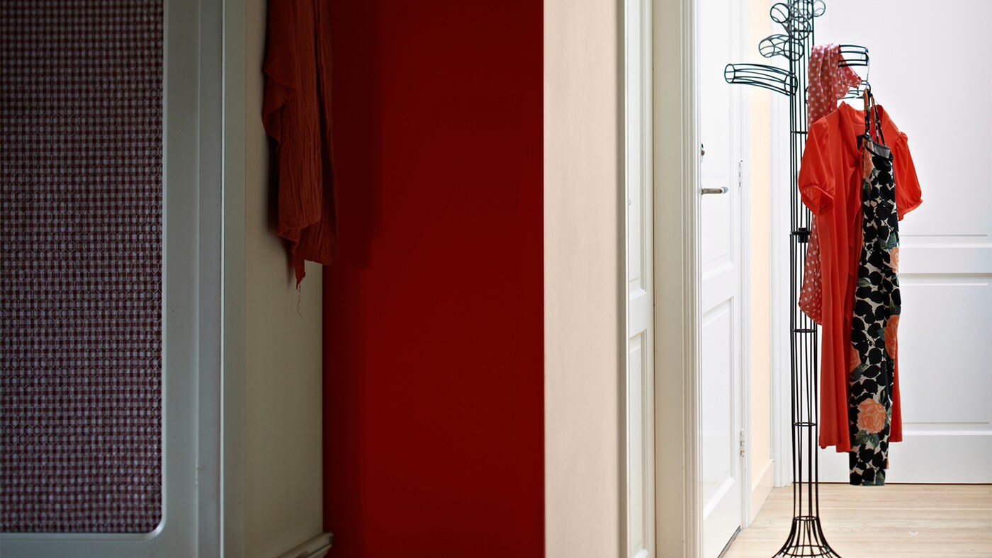 Naplňte svou vstupní halu teplem a vášní použitím barevné škály sytě oranžových odstínů v kombinaci s přírodními chladnými barvami.