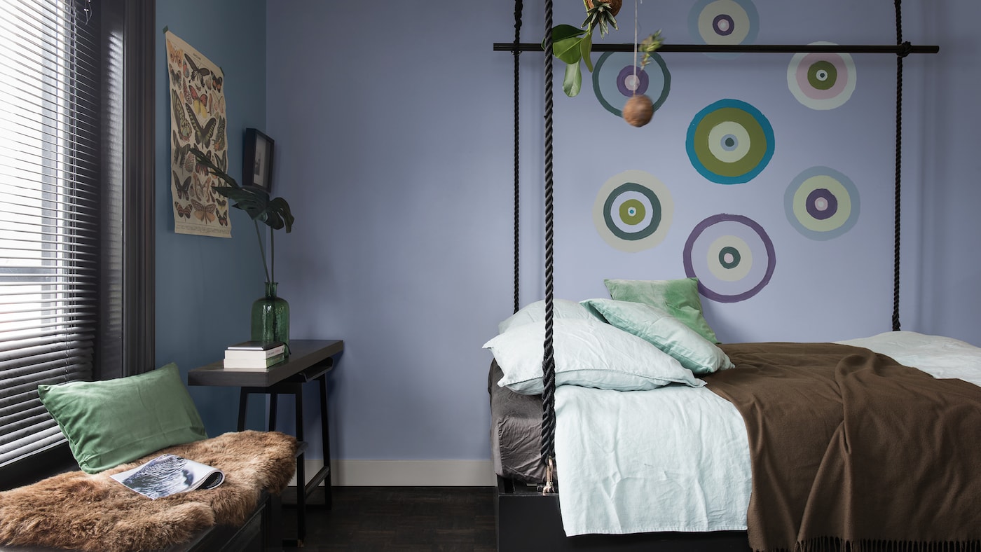 Handgemalte Elemente und organische Motive verleihen Zimmern einen eleganten Boho-Look.