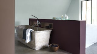 Verleihen Sie Mintgrün mit dunklem Violett Tiefe