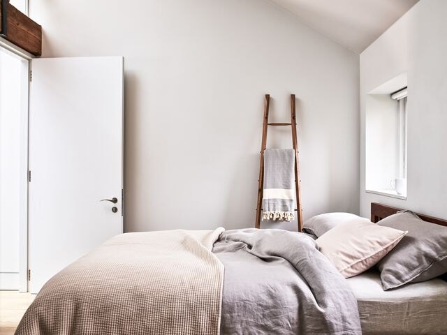 dulux_rendere-grandi-gli-ambienti_camera-letto-bianca