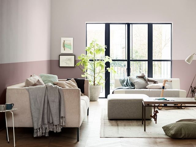 dulux_trucchi-per-decorare_salone-due-toni-di-colore-rosa-e-bianco