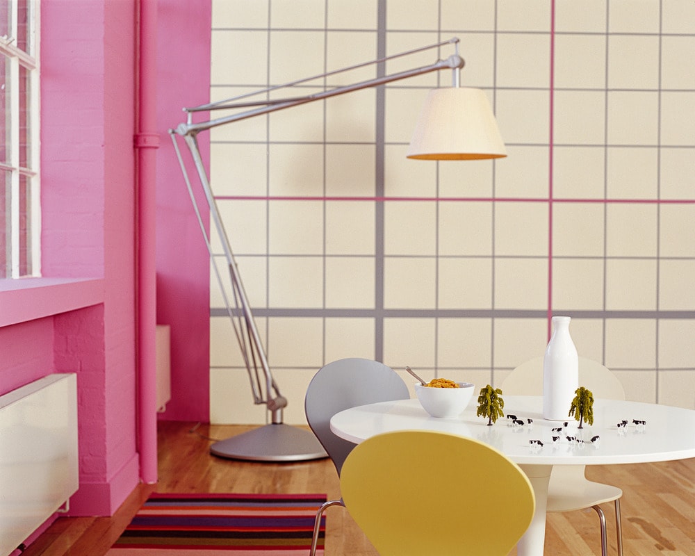 amarantowy kolor ścian