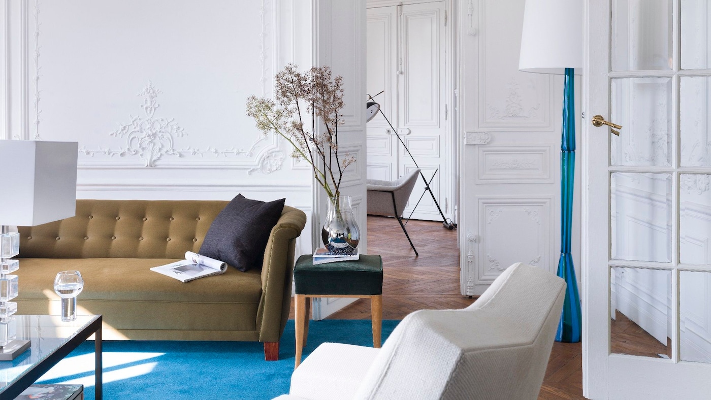 Styl glamour to nie tylko błyszczące elementy dekoracji, ale również lekkość i funkcjonalność.