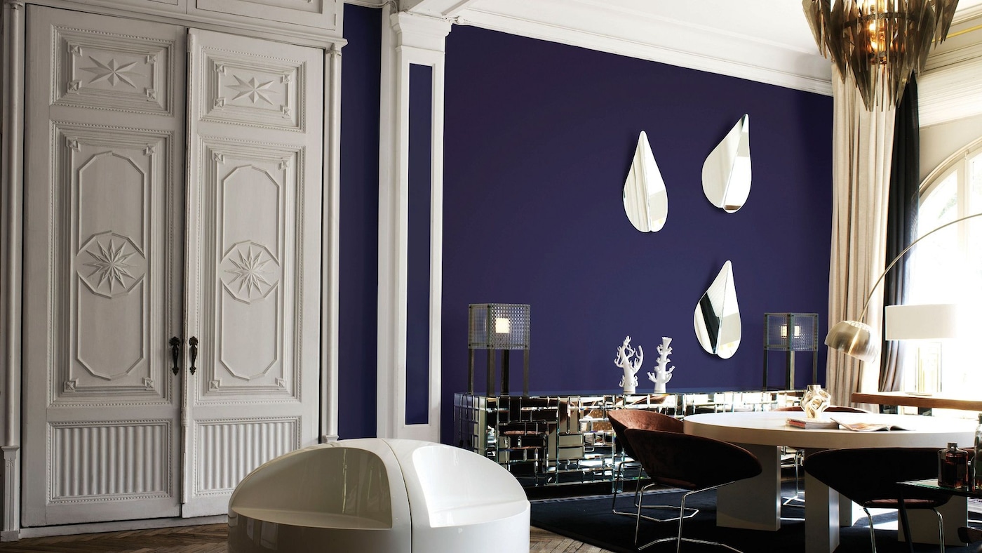 Styl Glamour podkreślają ciemne kolory ścian, które uwydatniają błyszczące akcenty dekoracji.