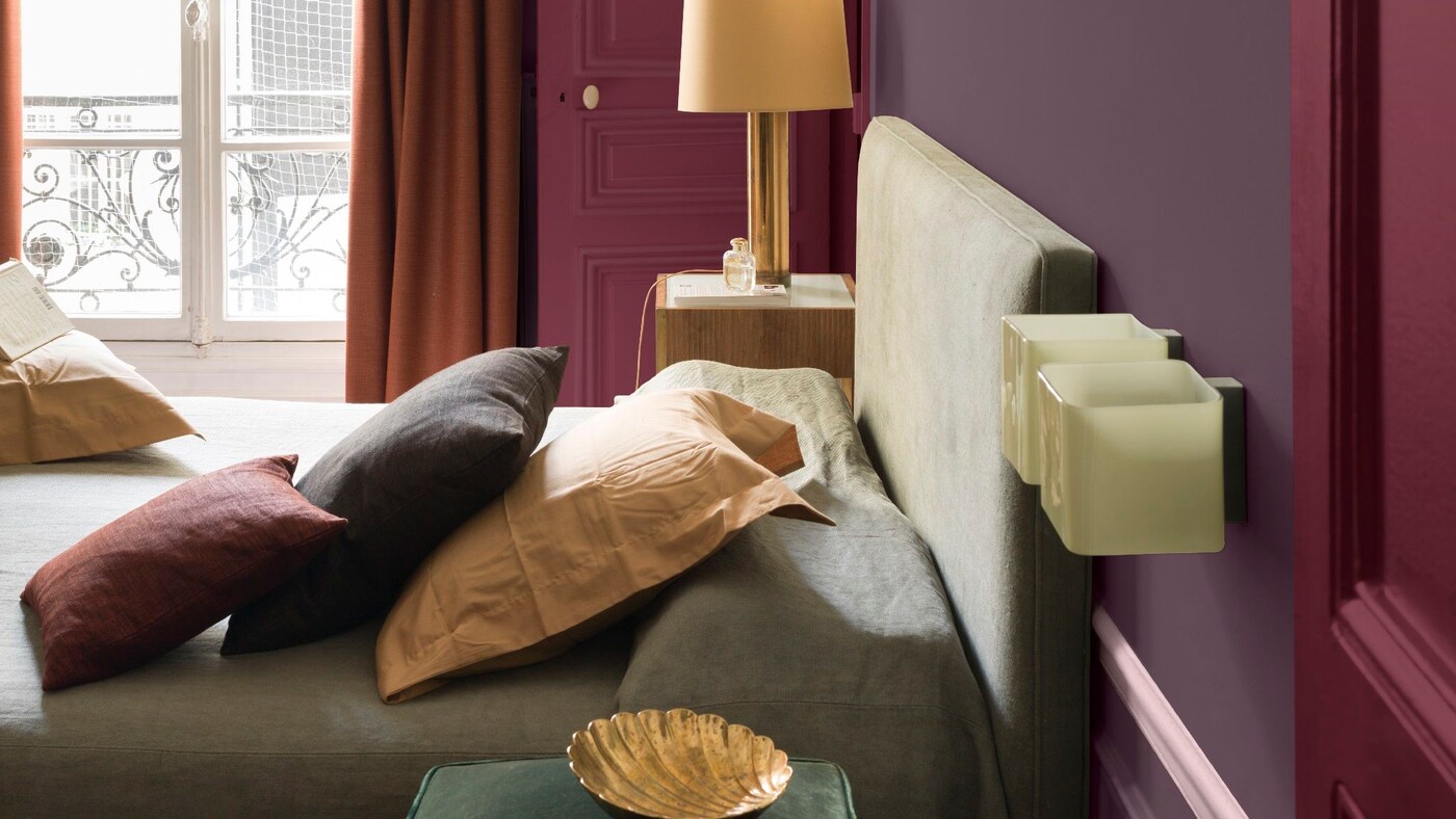 W sypialni w stylu glamour świetnie sprawdzą się pluszowe obicia i błyszczące poduszki.