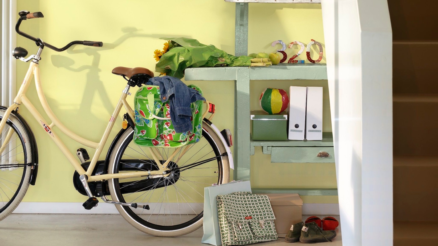 Nawet w ciasnym przedpokoju możemy znaleźć miejsce na rower.