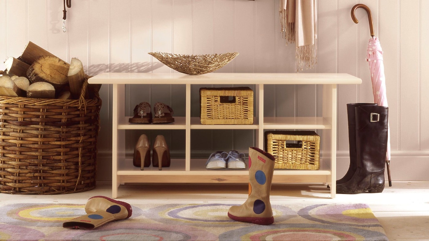 W przedpokoju powinny znaleźć się wygodne półki, na przechowywanie ubrań i butów.