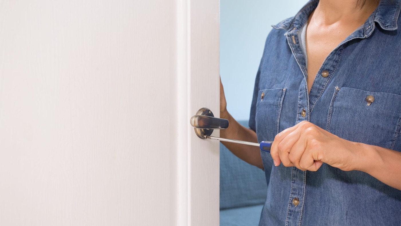 Przygotowanie drzwi do malowania - odkręcanie klamki