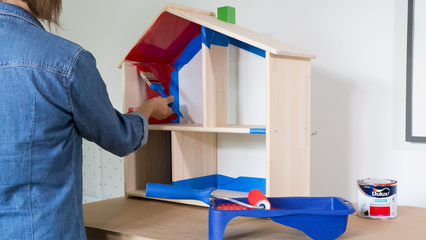 Malowanie drewnianej półki pędzlem