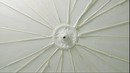 Przyklej taśmę malarską wzdłuż sznurków, aby zaznaczyć pole do malowania