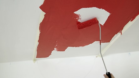 Pomaluj pasy Dulux EasyCare Wzorowa czerwień. Po wyschnięciu nałóż drugą warstwę.