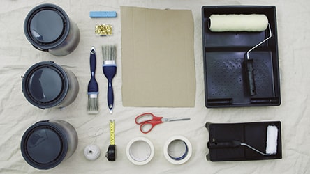 Aby stworzyć pokój akrobaty dla dziecka będziesz potrzebować kolorowych farb do ścian Dulux oraz narzędzi.