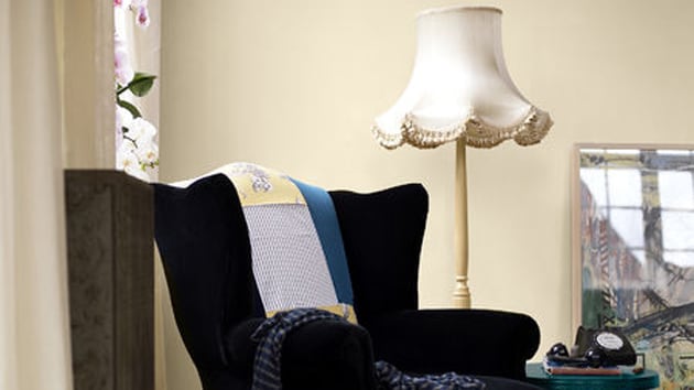 Klasyczne świeczniki, interesujące grafiki na ścianie czy nawet stoliczek przy fotelu utrzymany w tonacji starego, nieco porysowanego złota – to dzięki takim przedmiotom kreujemy klimat wnętrza.