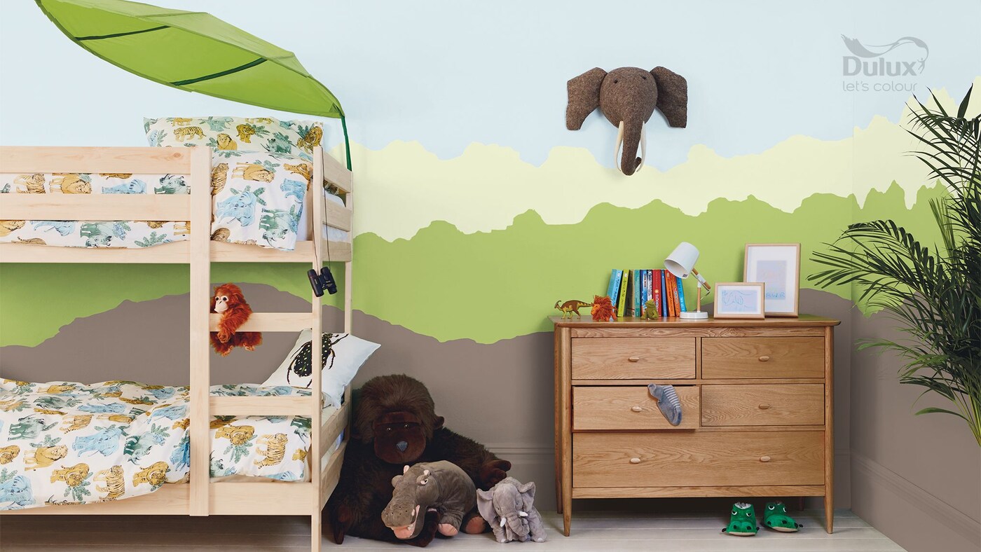 Jeśli Twoje dziecko, interesuje się podróżami, stwórz mu pokój w kolorze zielonym stylizowanym na serce dżungli. Wiele odcieni zielonych farb znajdziesz w palecie Dulux EasyCare.