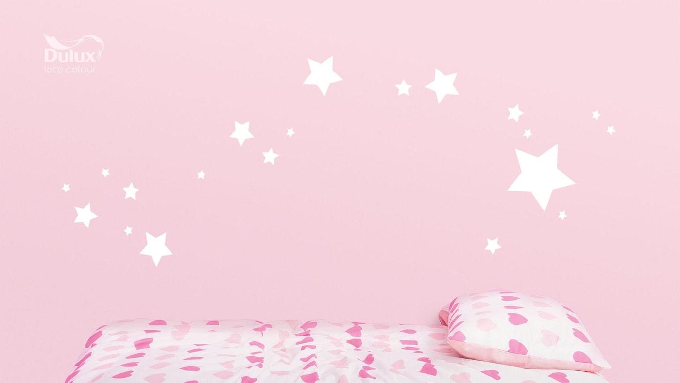 Dziewczęcy różowy na ścianach zachwyci nie jedną małą dziewczynkę. Stwórz różowy pokój wróżki z farbami Dulux EasyCare Czysty Róż.