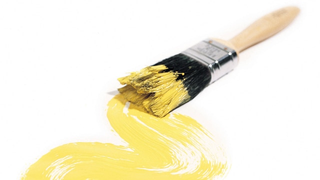 Malowanie zniszczonej ściany