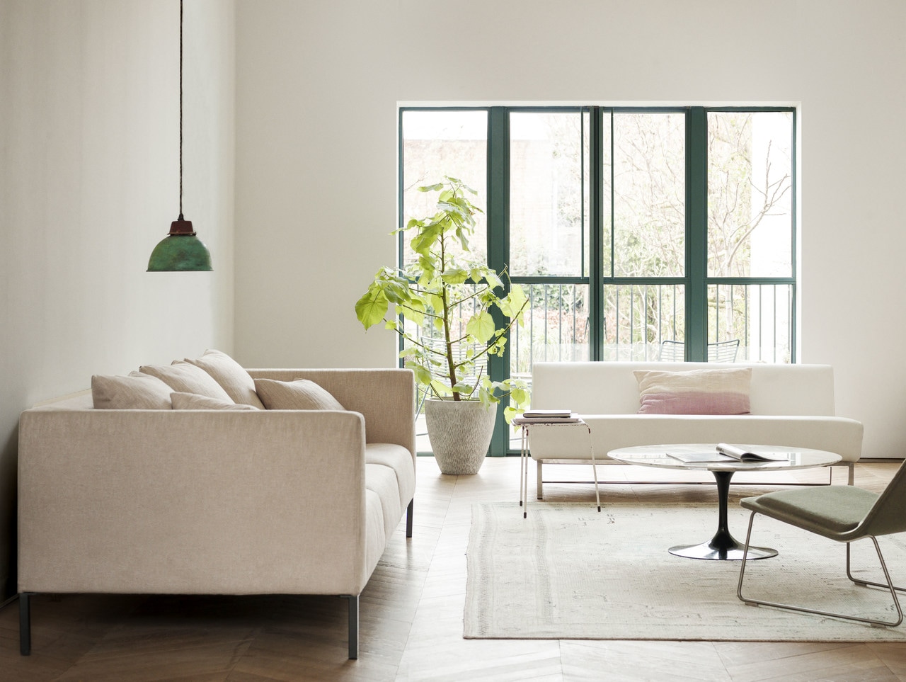 Biała farba do ścian w salonie