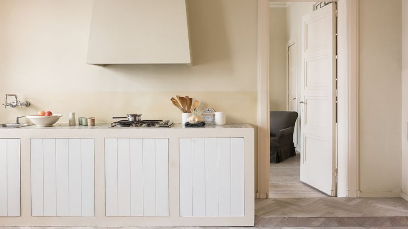 Jeśli chodzi o kolory ścian, konwencja wiejska gustuje w prostych, nienarzucających się tonacjach.