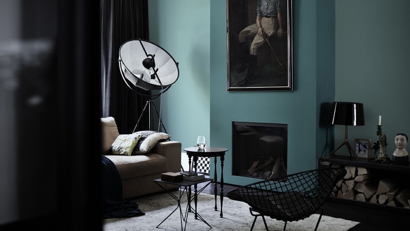 Meble we wnętrzach w stylu art deco charakteryzują się zazwyczaj jednolitą kolorystyką