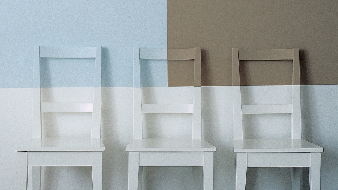 Trzy białe drewniane krzesła pomalowane specjalną farbą do drewna Dulux Rapidry na niebiesko i brązowo
