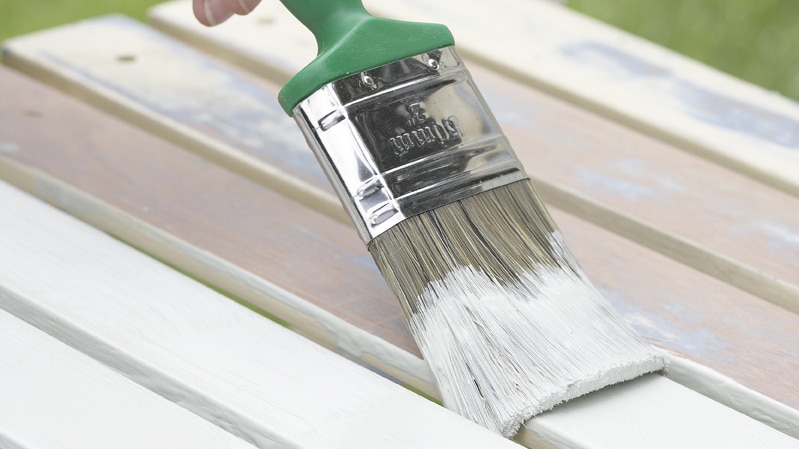 Malowanie mebli ogrodowych białą farbą do drewna Dulux Rapidry