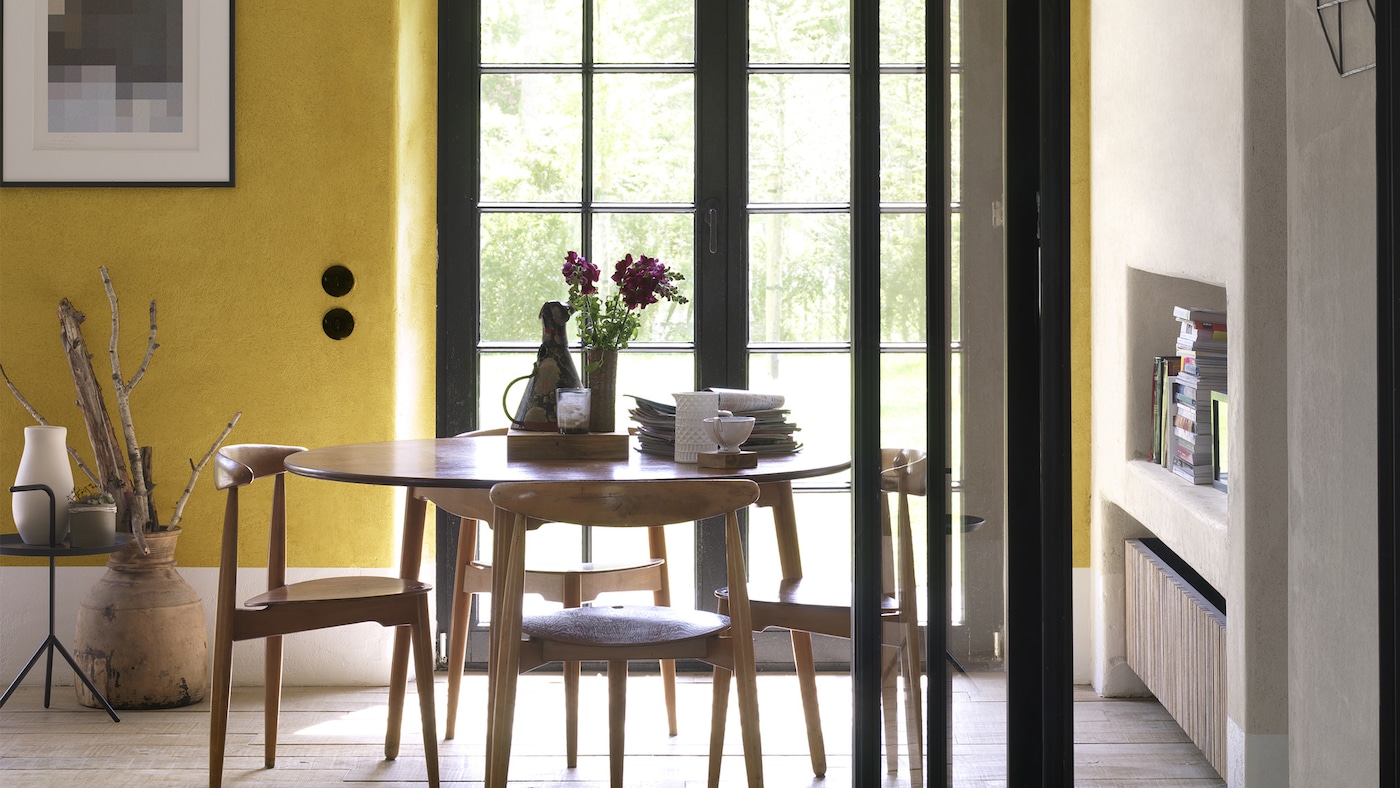Neutral shades mixed with one bright colour create a multifunctional dining room.
