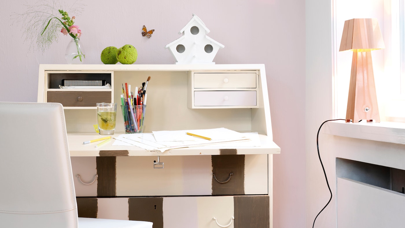 Pale purple combined with warm neutrals creates a soothing room to study in.