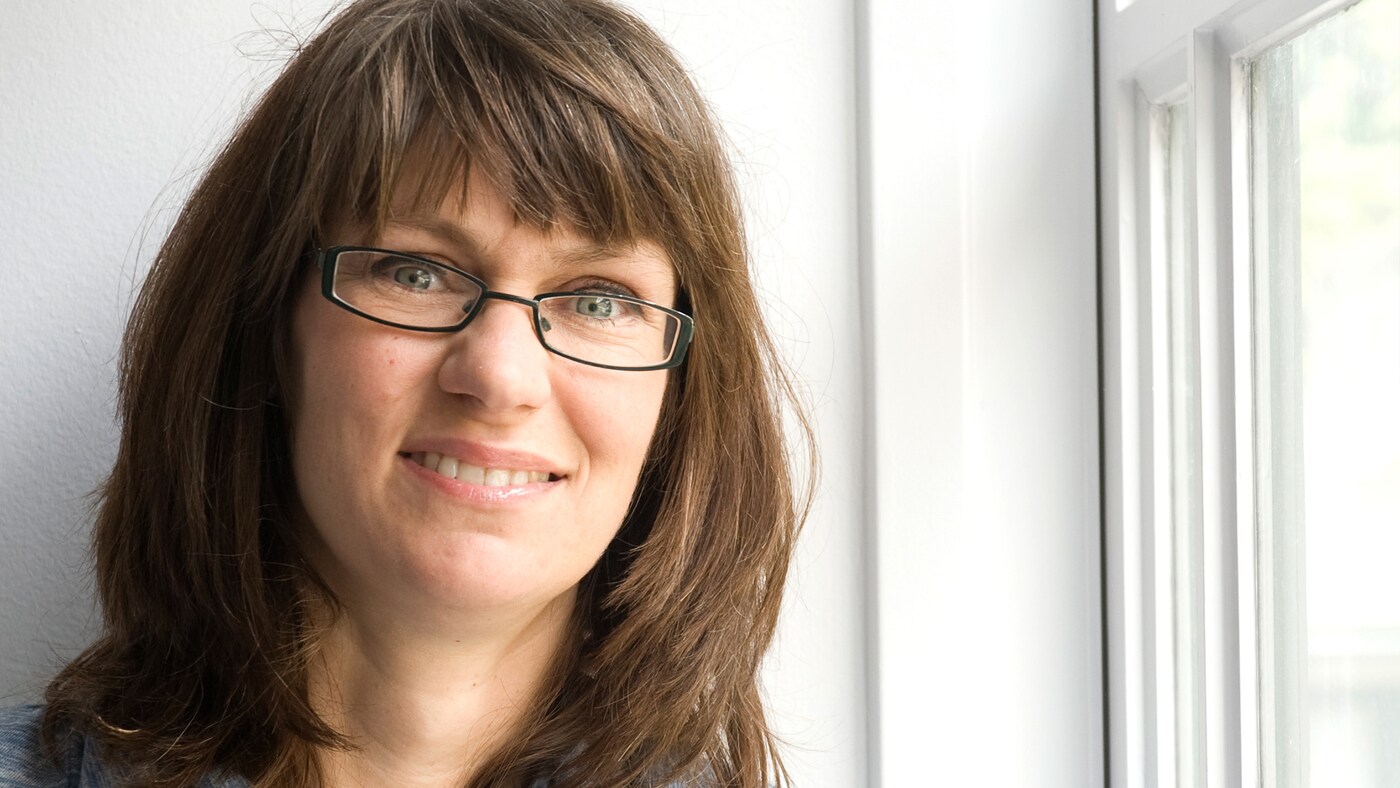 Marieke uses her colour expertise to create colour collections and tools that help people find the colour they love.
