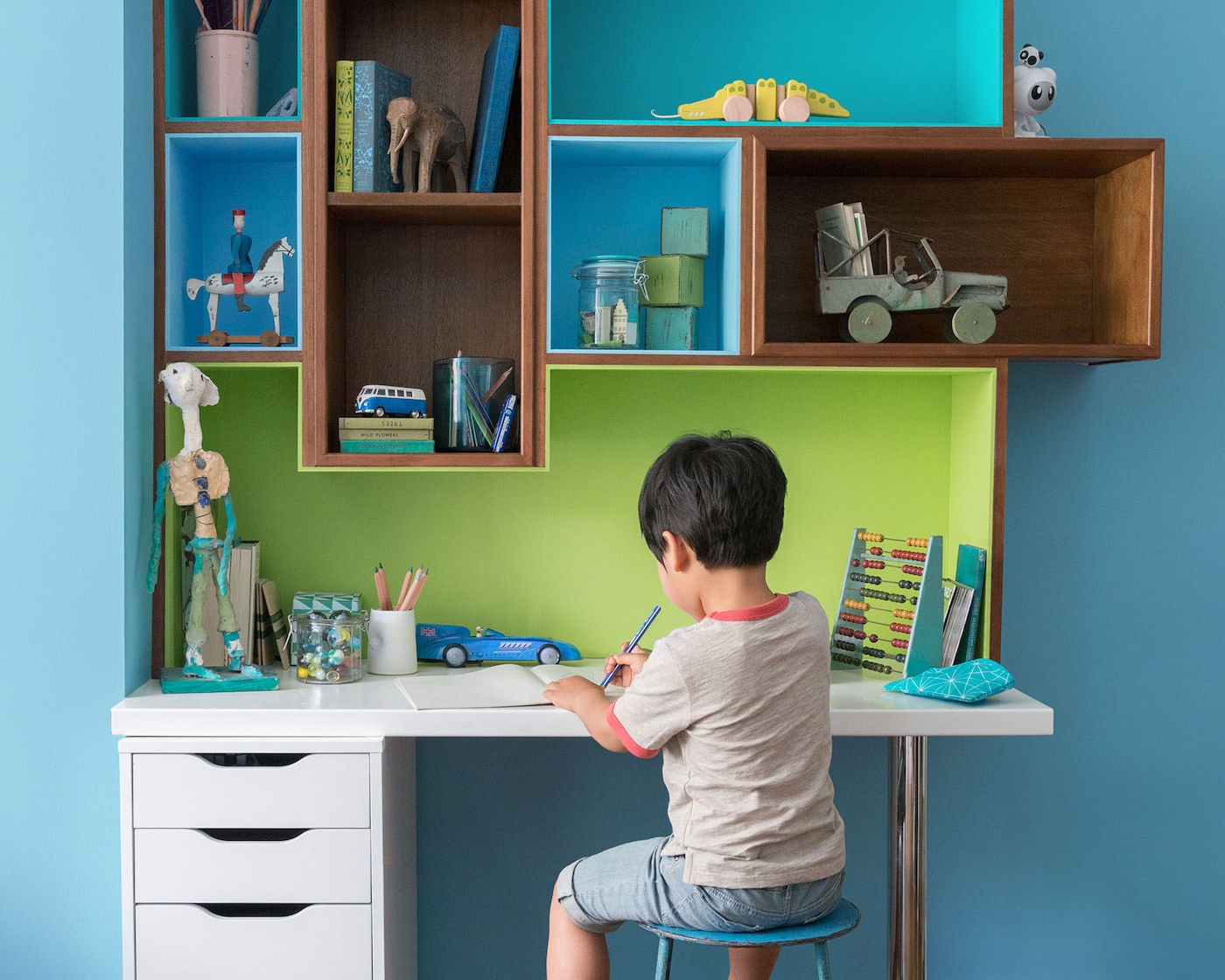Use a simple colour scheme to create a unique and bold look for your boy’s room
