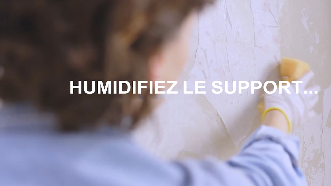 Humidifiez le support pour retirer le papier peint