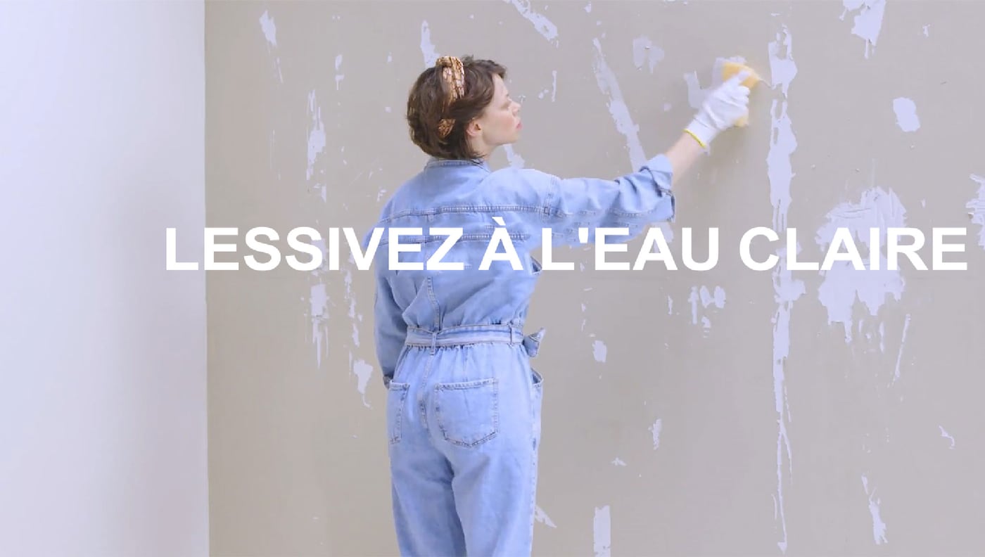 Lessivez le mur à l'eau claire après avoir retiré le papier peint