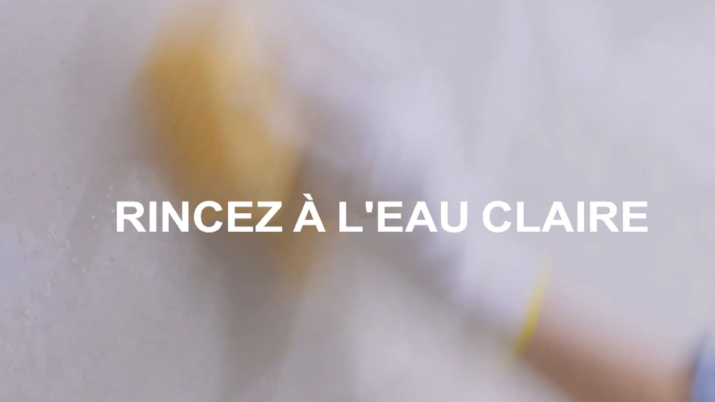 Rincez à l'eau claire votre mur