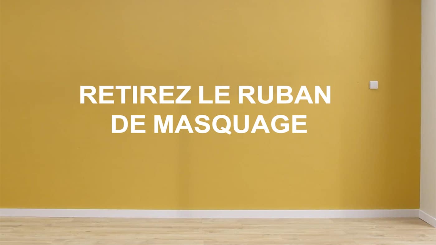 Retirez le ruban de masquage après avoir peint au rouleau