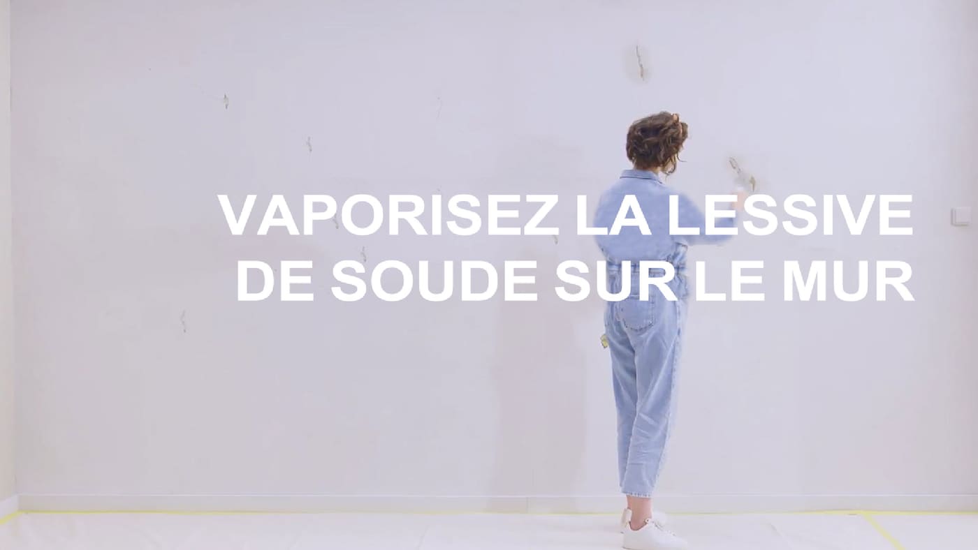 Vaporisez de la lessive de soude pour lessiver votre mur