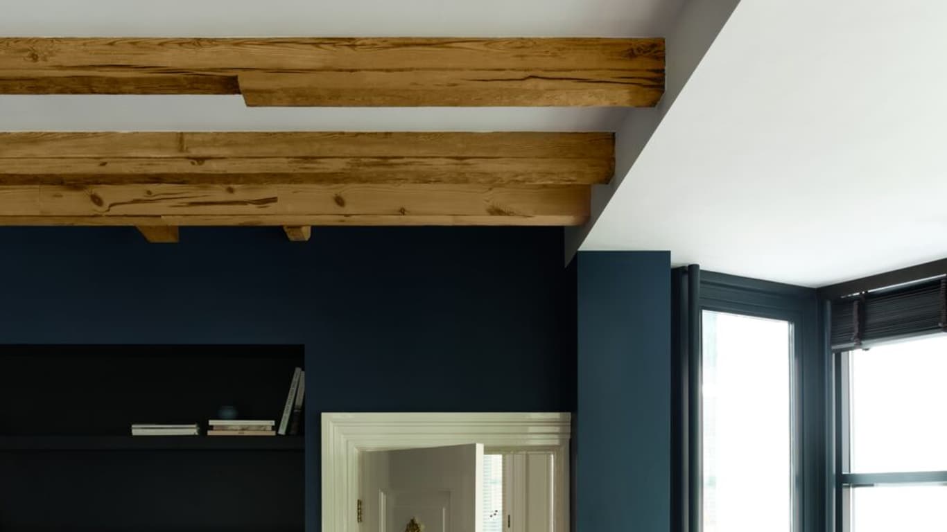 Plafond avec poutres sur un fond blanc