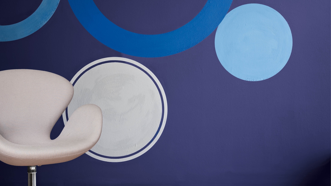 Le bleu électrique est parfait pour créer de magnifiques murs d’accent, notamment s’il est associé à un orange acidulé, ou tout simplement à un blanc immaculé.