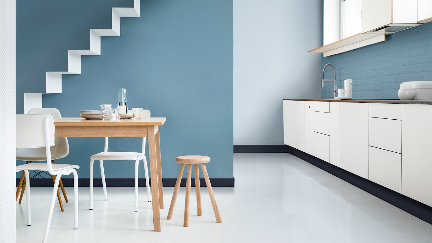 La nuance Horizon Cendré, Couleur de l'année 2017, se conjugue facilement avec d'autres bleus pour une cuisine éclatante.