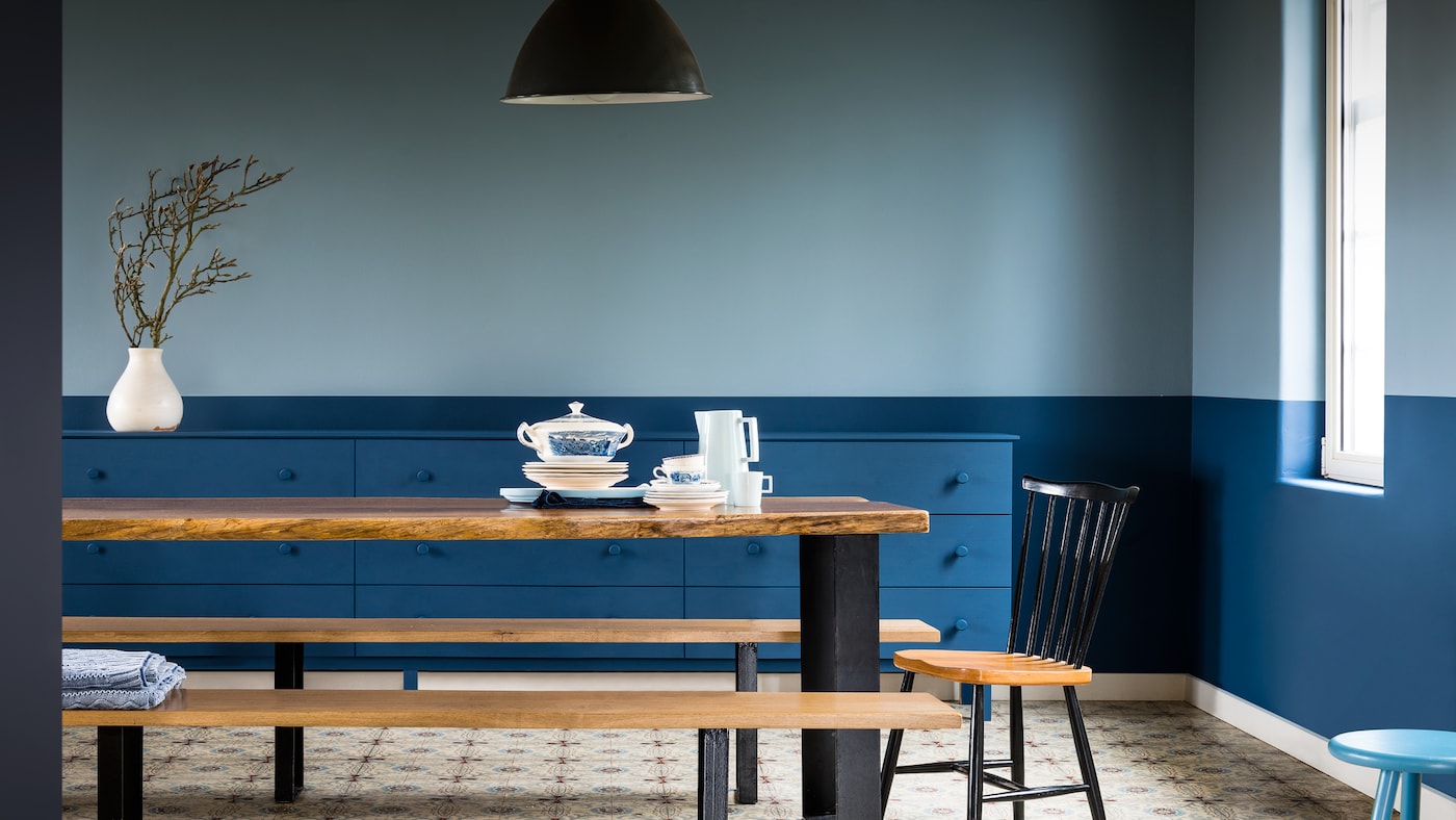 Créez une harmonie des couleurs avec un mur ton sur ton qui rehausse votre salle à manger.