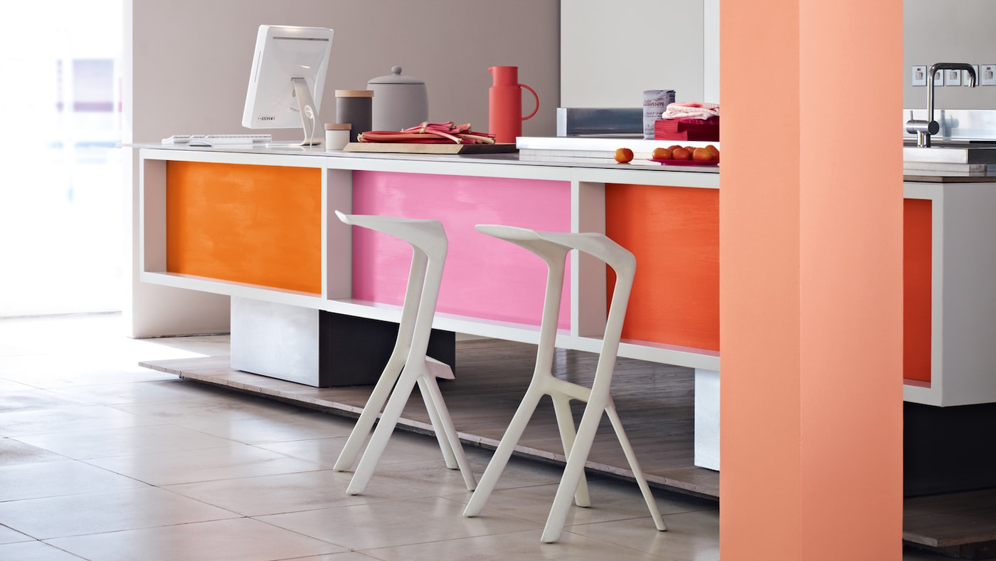 Vous pouvez peindre une couleur sur le mur derrière votre sofa, puis choisir une couleur pour les murs autour de vos fenêtres puis une autre pour les alcôves de la pièce.